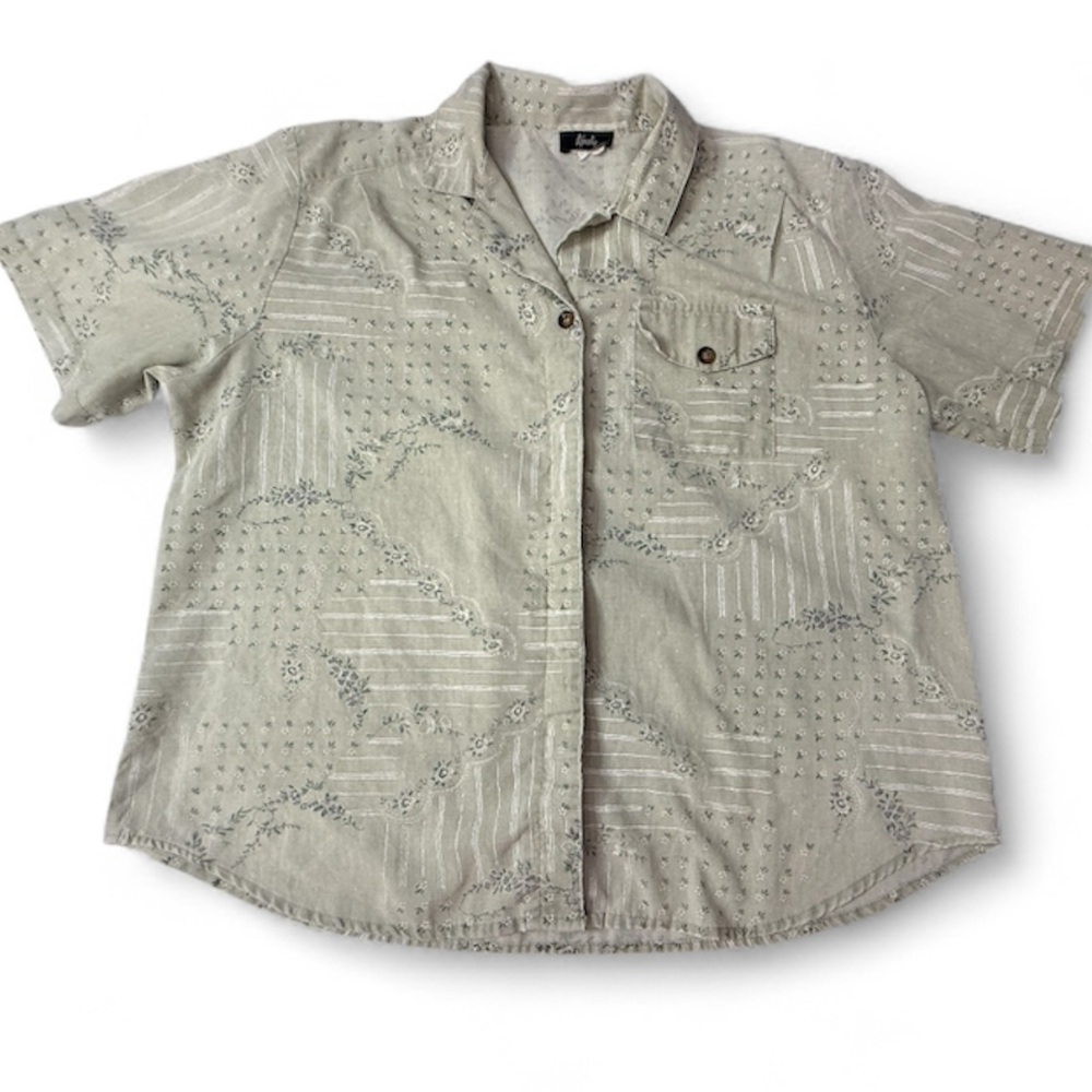 Light Tan Floral Shirt
 Size on picture no label on shirt 
Tap